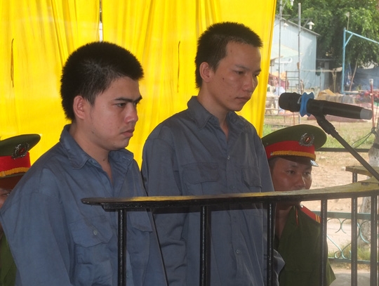 Bía cáo Nguyên (trái) và bị cáo Tuấn trước tòa