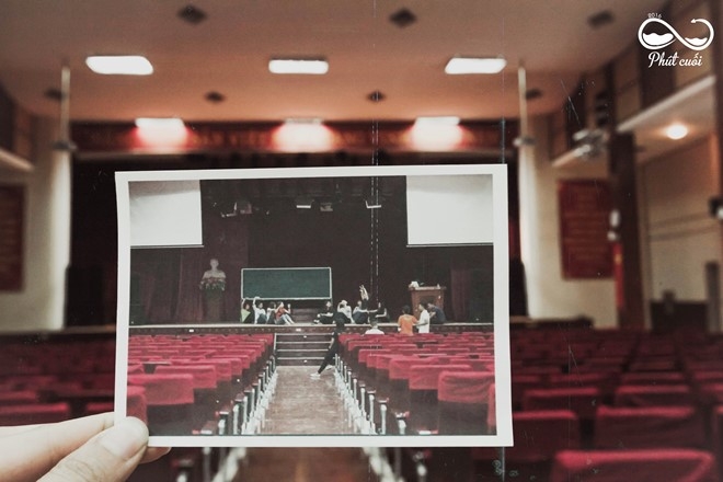 Trong bộ ảnh Here, now and then, Phút cuối hy vọng dù là quá khứ, hiện tại hay tương lai, các sinh viên sắp ra trường sẽ mãi nhớ về Học viện Báo chí - Tuyên truyền như gia đình thứ 2 của mình.