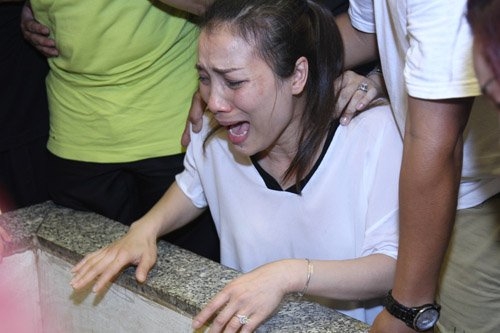 Hồng Ngọc ngã quỵ khóc bên lĩnh cữu bố