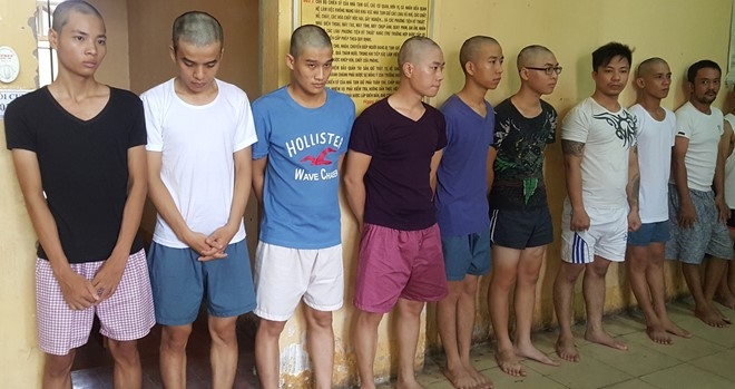 Các nghi can trong đường dây trộm cắp và tiêu thụ xe gian đang bị cảnh sát bắt giữ. Ảnh: Công an cung cấp. 