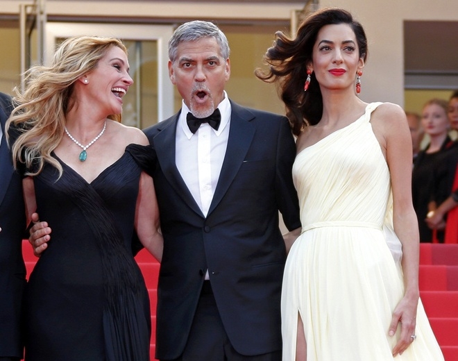 Vợ George Clooney khổ sở vì mặc váy quá dài