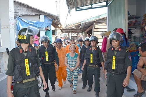 100 canh sat vay bat 'ba trum' ma tuy o Binh Thuan hinh anh 1