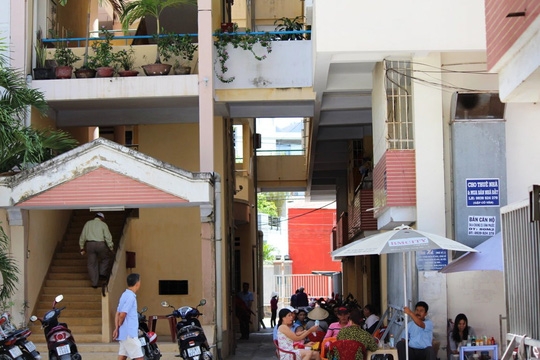  Khu chung cư nơi người đàn ông nước ngoài tử vong 