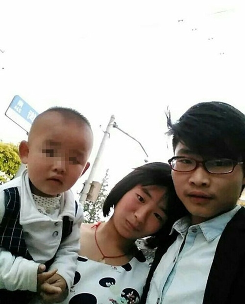 cap vo chong tuoi teen dang anh con de xin tien dan mang hinh anh 4