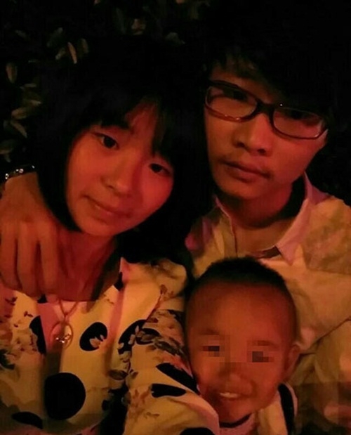 cap vo chong tuoi teen dang anh con de xin tien dan mang hinh anh 5