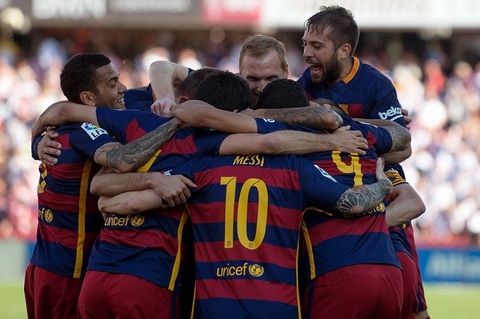 CĐV Barca tràn kín sân ăn mừng chức vô địch Liga