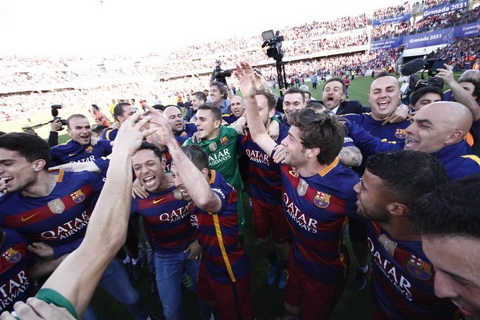 CĐV Barca tràn kín sân ăn mừng chức vô địch Liga1