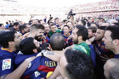 CĐV Barca tràn kín sân ăn mừng chức vô địch Liga2