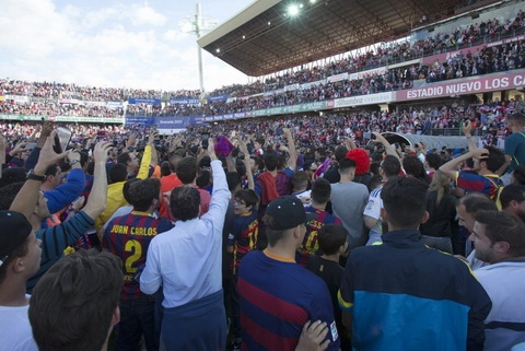 CĐV Barca tràn kín sân ăn mừng chức vô địch Liga5