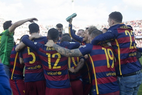 CĐV Barca tràn kín sân ăn mừng chức vô địch Liga6