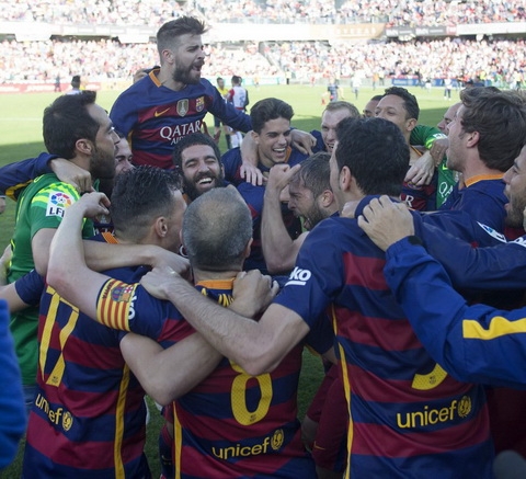 CĐV Barca tràn kín sân ăn mừng chức vô địch Liga7