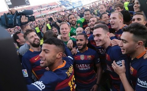 CĐV Barca tràn kín sân ăn mừng chức vô địch Liga8