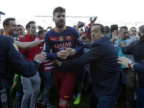 CĐV Barca tràn kín sân ăn mừng chức vô địch Liga10