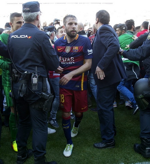 CĐV Barca tràn kín sân ăn mừng chức vô địch Liga11