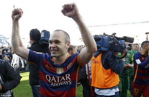 CĐV Barca tràn kín sân ăn mừng chức vô địch Liga12