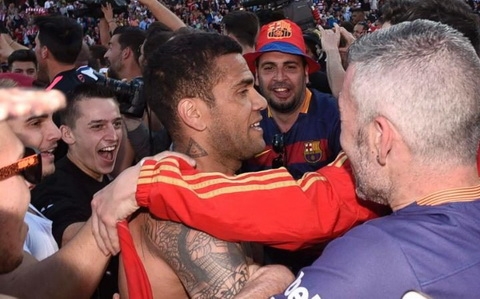 CĐV Barca tràn kín sân ăn mừng chức vô địch Liga13