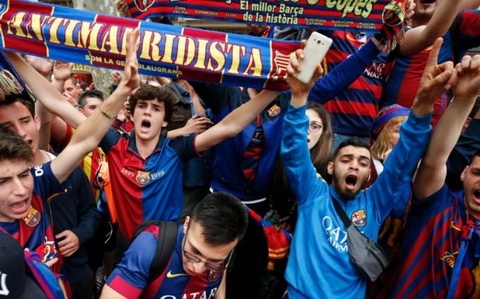 CĐV Barca tràn kín sân ăn mừng chức vô địch Liga14