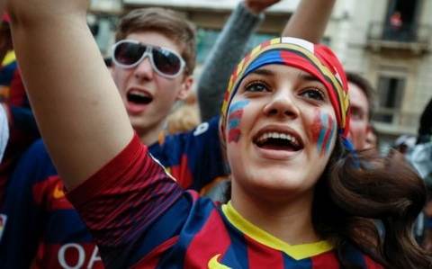 CĐV Barca tràn kín sân ăn mừng chức vô địch Liga15