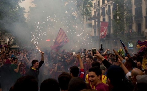 CĐV Barca tràn kín sân ăn mừng chức vô địch Liga16