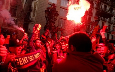 CĐV Barca tràn kín sân ăn mừng chức vô địch Liga17