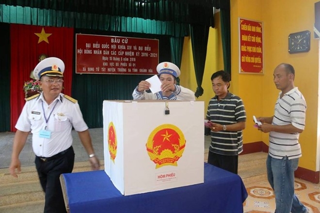 Cử tri huyện đảo Trường Sa đi bầu cử