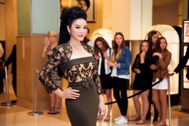 Lý Nhã Kỳ diện váy xuyên thấu trên thảm đỏ Cannes