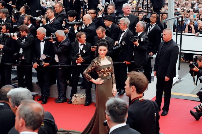 Lý Nhã Kỳ diện váy xuyên thấu trên thảm đỏ Cannes