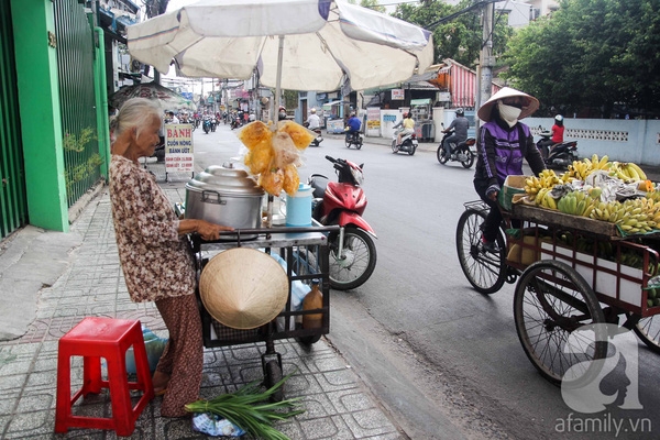 Tấm lưng còng của mẹ già 81 tuổi