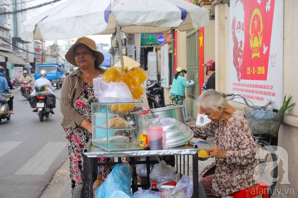 Tấm lưng còng của mẹ già 81 tuổi2
