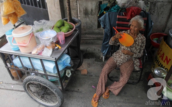 Tấm lưng còng của mẹ già 81 tuổi13