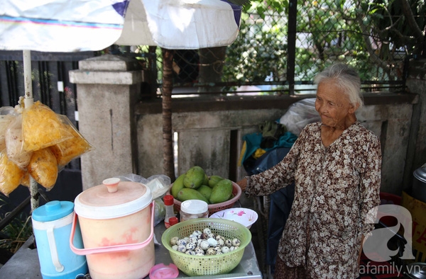 Tấm lưng còng của mẹ già 81 tuổi14