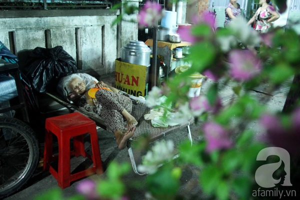 Tấm lưng còng của mẹ già 81 tuổi15