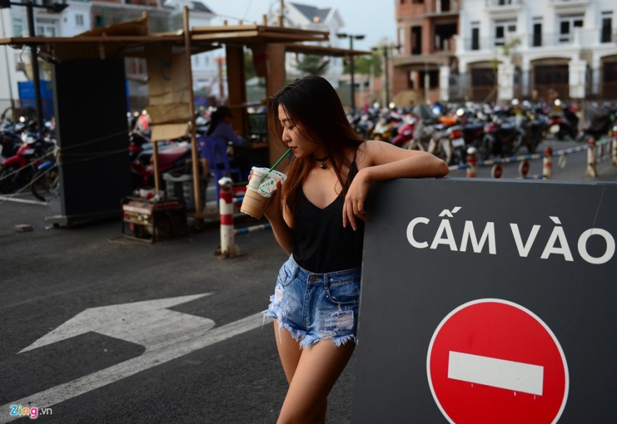Thi nhau chụp ảnh với đôi cánh thiên thần ở Sài Gòn
