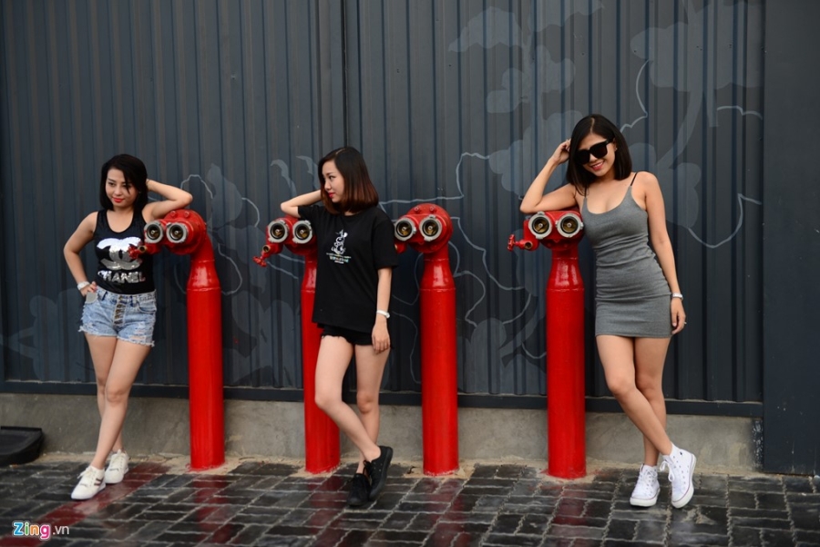 Thi nhau chụp ảnh với đôi cánh thiên thần ở Sài Gòn