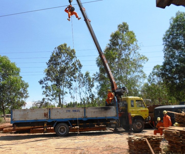 Hiện trường vụ phóng điện gây mất điện hơn 2 giờ đồng hồ cho nhiều địa phương giữa thời tiết nắng nóng