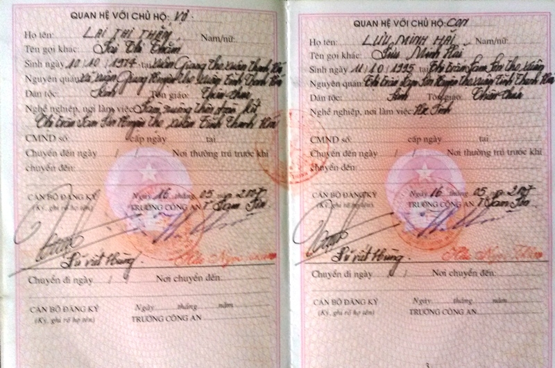 Sổ hộ khẩu của người dân được sửa đổi