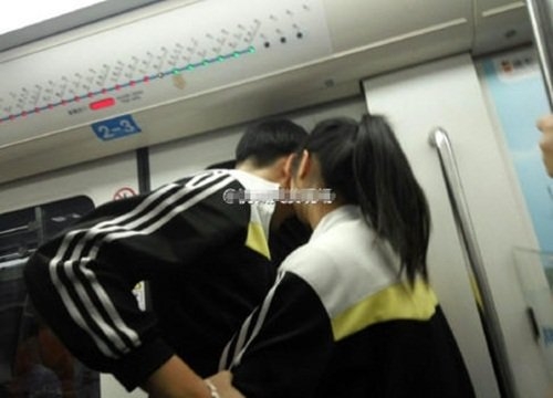 cap doi hoc sinh om ap, hon hit nhau tren tau dien ngam hinh anh 1