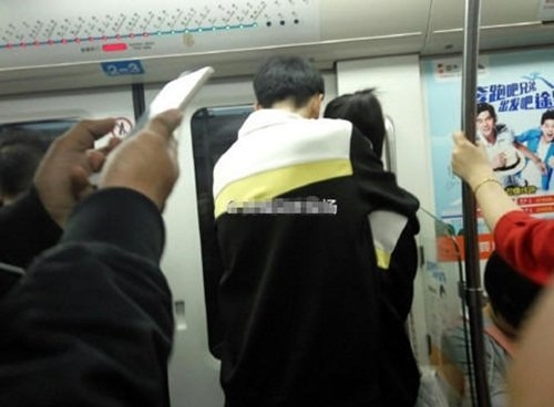 cap doi hoc sinh om ap, hon hit nhau tren tau dien ngam hinh anh 2