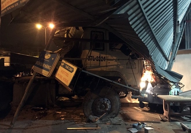 Container huc dai phan cach, lao vao nha dan trong dem hinh anh 1
