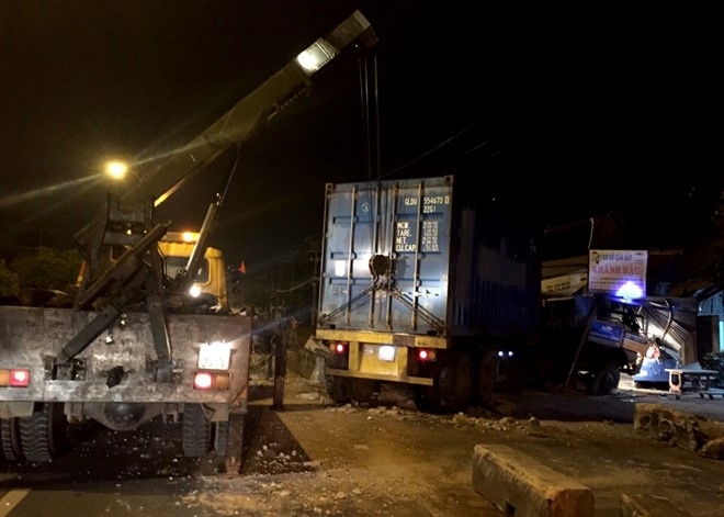 Container huc dai phan cach, lao vao nha dan trong dem hinh anh 2