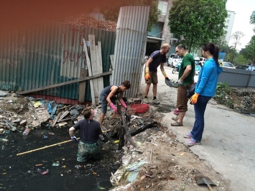 Hành động lạ lùng của khách Tây giữa phố Hà Nội gây chú ý - Ảnh 2