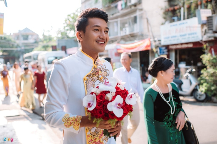 Quang Tuấn hôn Linh Phi trong lễ rước dâu