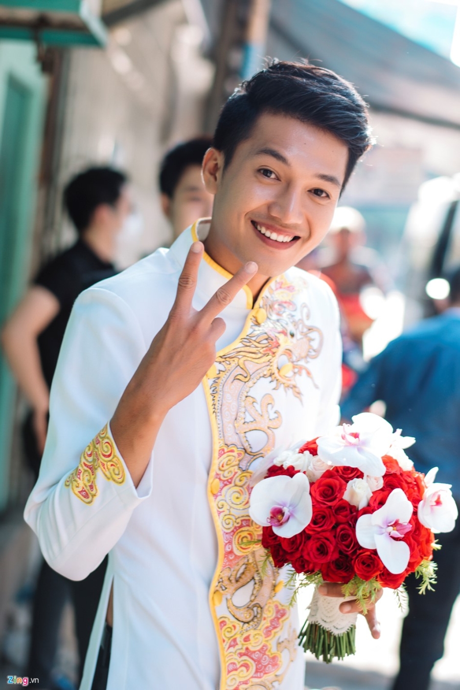 Quang Tuấn hôn Linh Phi trong lễ rước dâu