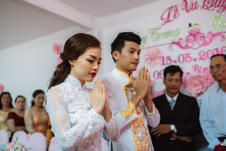 Quang Tuấn hôn Linh Phi trong lễ rước dâu