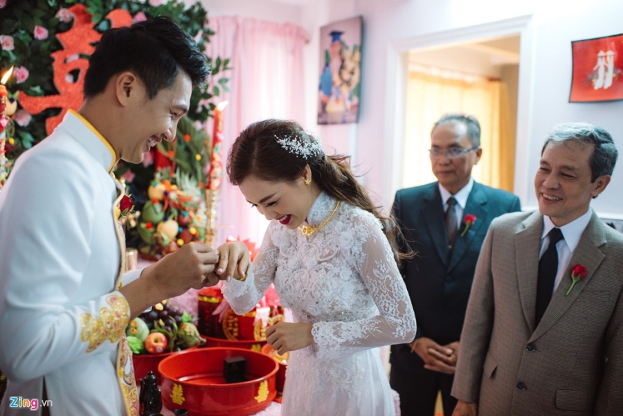 Quang Tuấn hôn Linh Phi trong lễ rước dâu