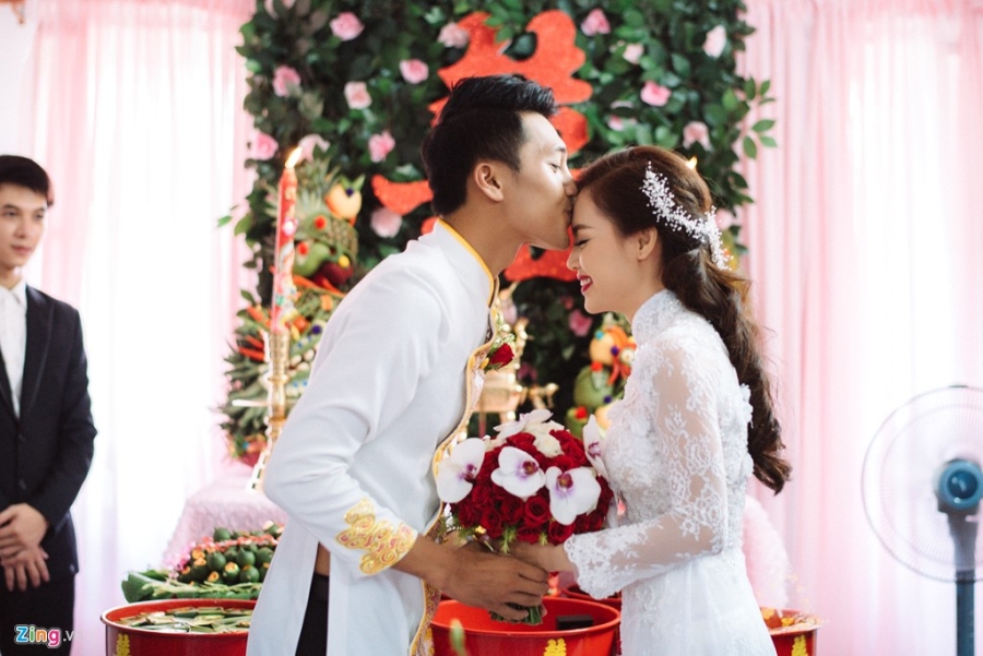 Quang Tuấn hôn Linh Phi trong lễ rước dâu