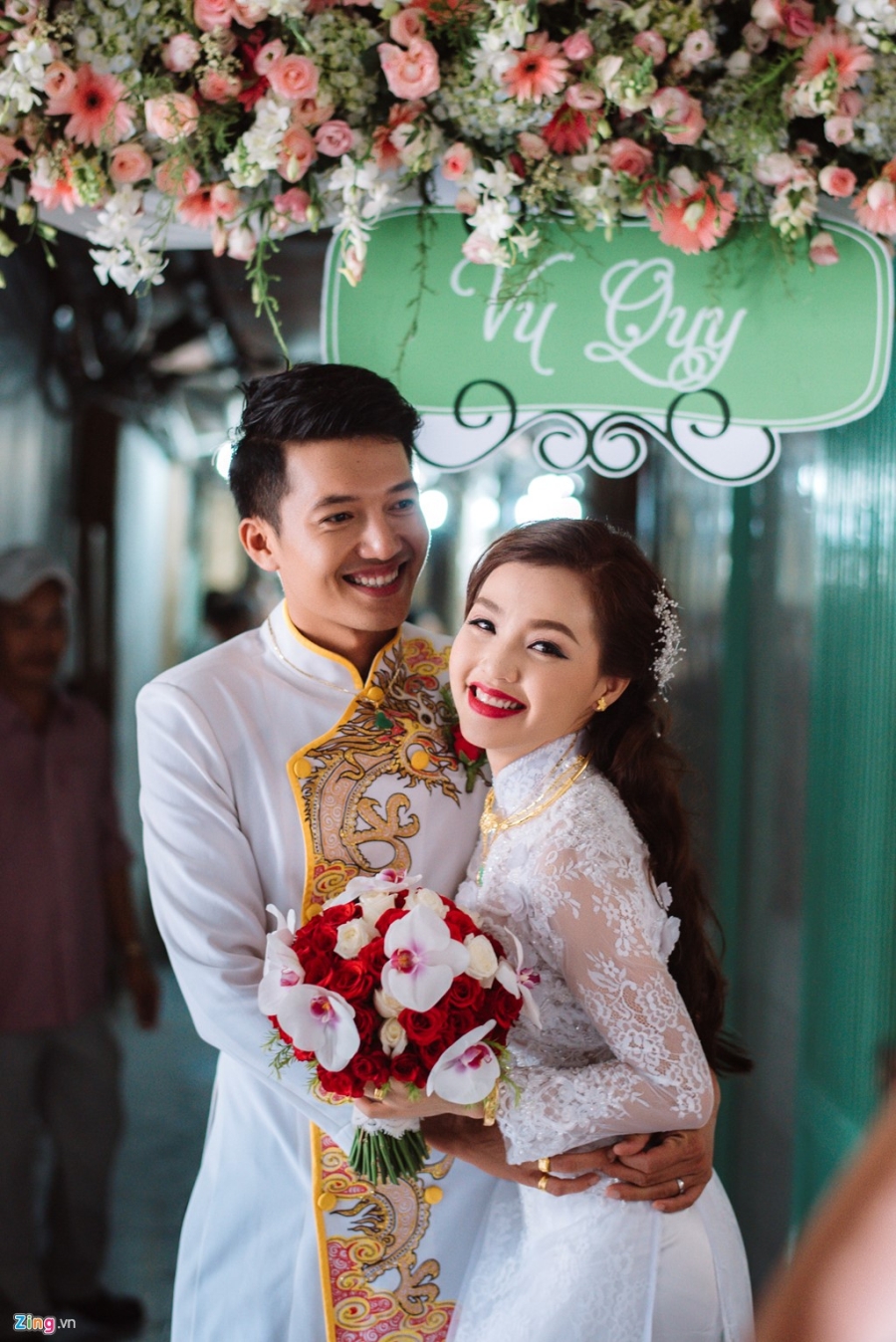 Quang Tuấn hôn Linh Phi trong lễ rước dâu