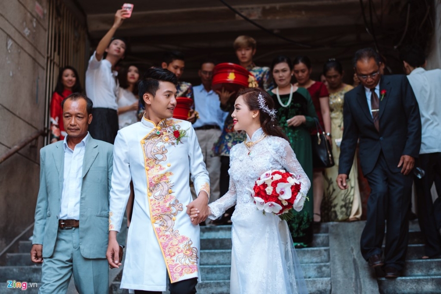 Quang Tuấn hôn Linh Phi trong lễ rước dâu