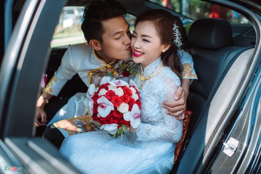 Quang Tuấn hôn Linh Phi trong lễ rước dâu