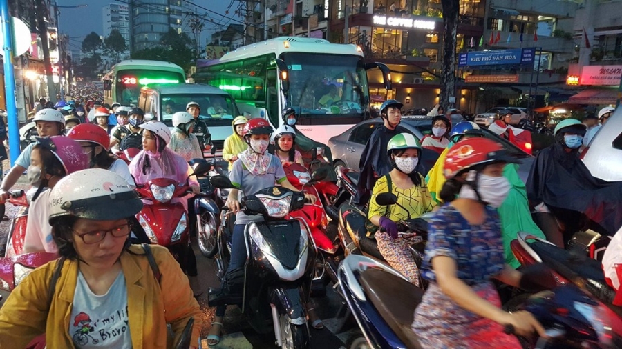 Sai Gon lai ket xe nghiem trong sau mua lon hinh anh 5